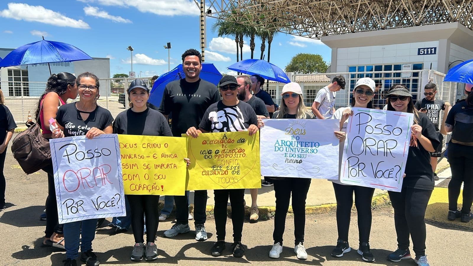 Candidatos chegam ao Enem em São Carlos, cercados por voluntários antes da prova. Legenda da imagem. Reprodução: Retorno do item 11