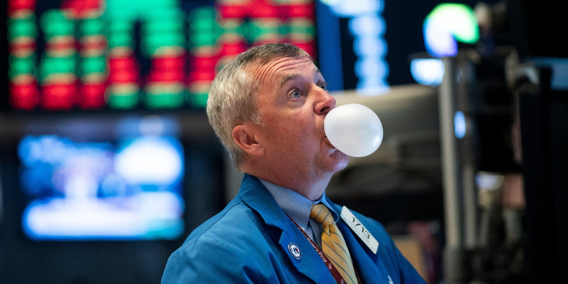 Trader na NYSE apontando para a possibilidade de uma bolha no mercado acionário. Reprodução: Business Insider