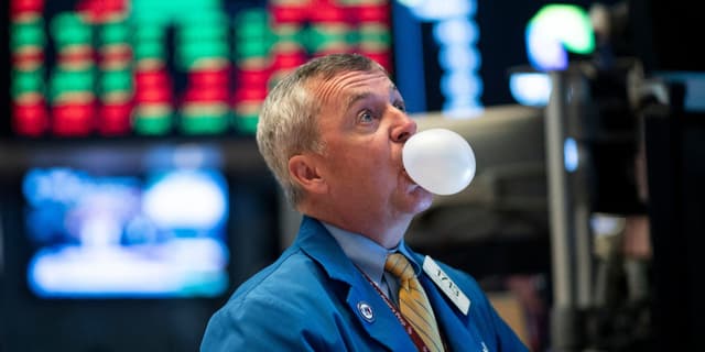 Trader na NYSE apontando para a possibilidade de uma bolha no mercado acionário. Reprodução: Business Insider