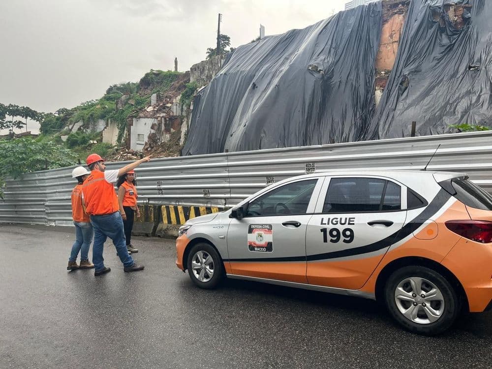 Ladeira do Trovão é liberada para veículos após demolições preventivas. Reprodução: alagoas24horas