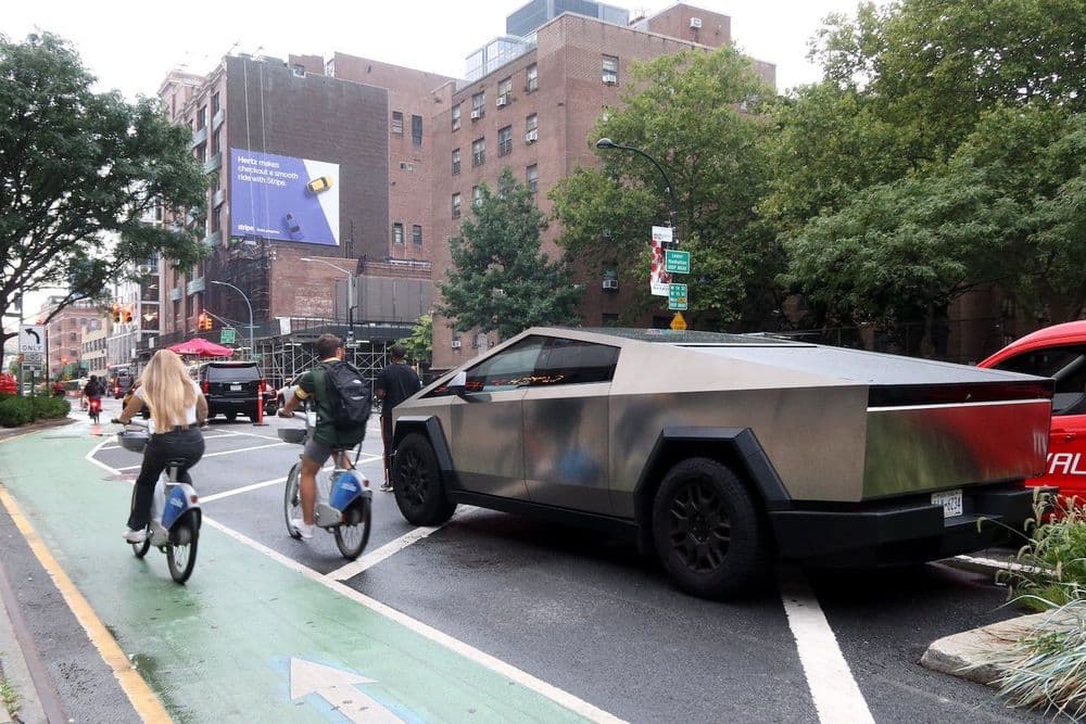 Tesla Cybertruck é visto nas ruas de Nova York.; Legenda da imagem. Reprodução: Gizmodo