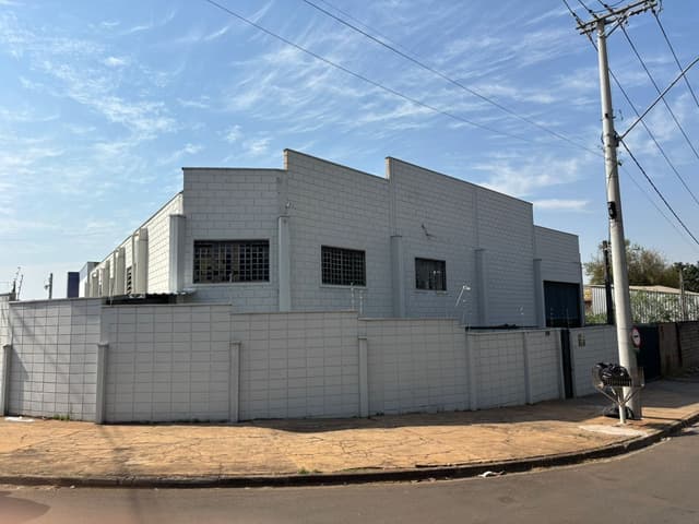 Fachada da fábrica clandestina de fuzis em Santa Bárbara d'Oeste, descoberta pela Polícia Federal. Reprodução: Globo