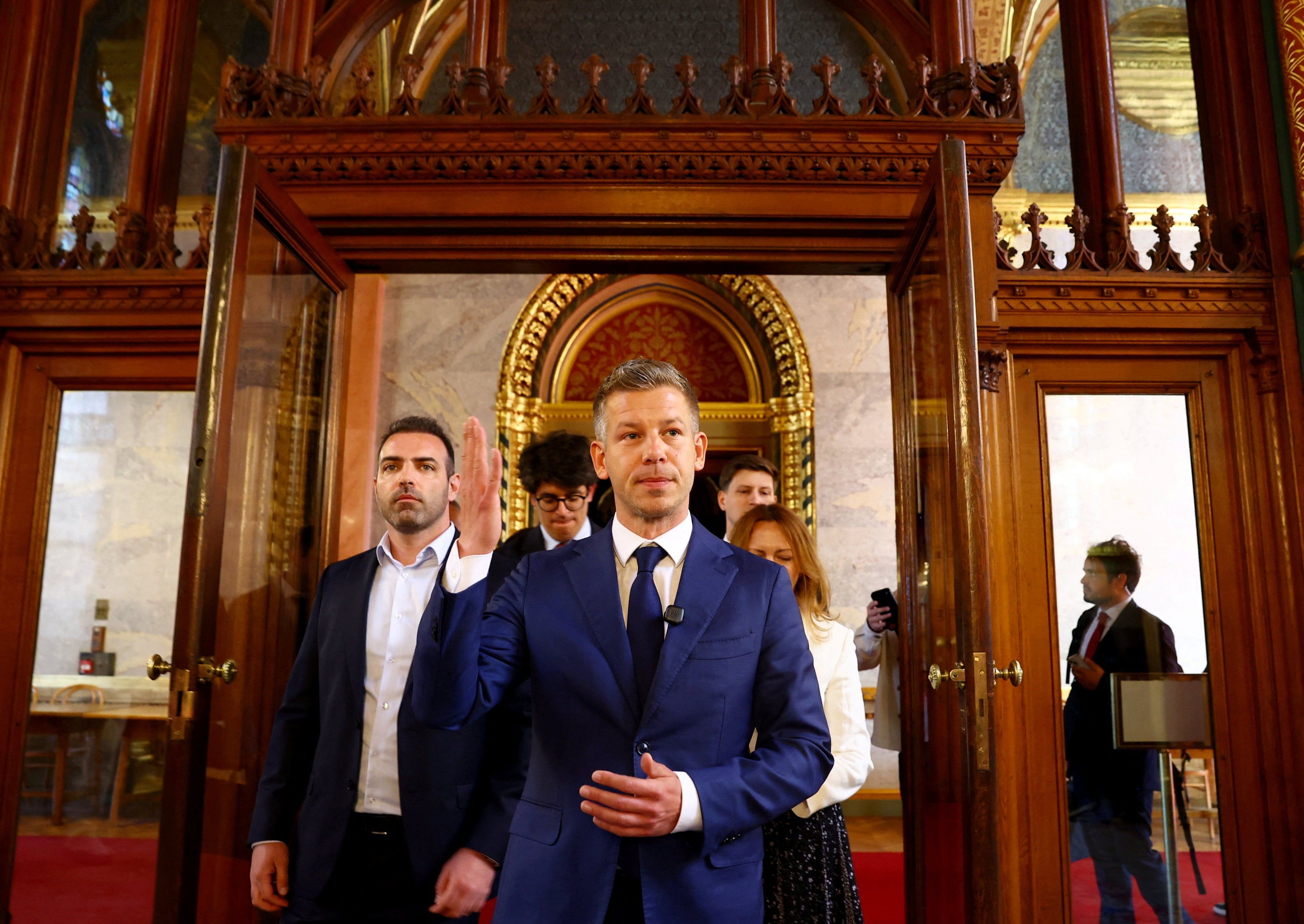 Pessoas acompanham o debate político na Hungria, buscando reconstruir a democracia após Orbán.. Reprodução: Elpais