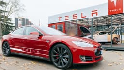 Queda nas entregas de veículos elétricos da fabricante reflete consequências da nova abordagem política de Elon Musk. Reprodução: Gizmodo