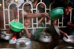 Palestinos se aglomeram em busca de comida em cozinha comunitária na Faixa de Gaza. Reprodução: Globo