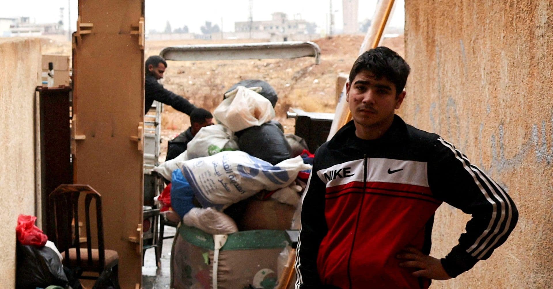 Doze homens armados invadem residência em Damasco, intimidando família com rifles. Reprodução: Reuters