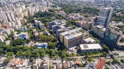Legenda da imagem. Hospital das Clínicas da FMUSP entre os melhores do mundo segundo ranking 2026. Reprodução: Retorno do item 11