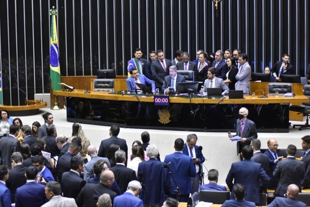 Justiça brasileira enfrenta críticas por medidas de remoção de desinformação nas redes sociais. Reprodução: Globo