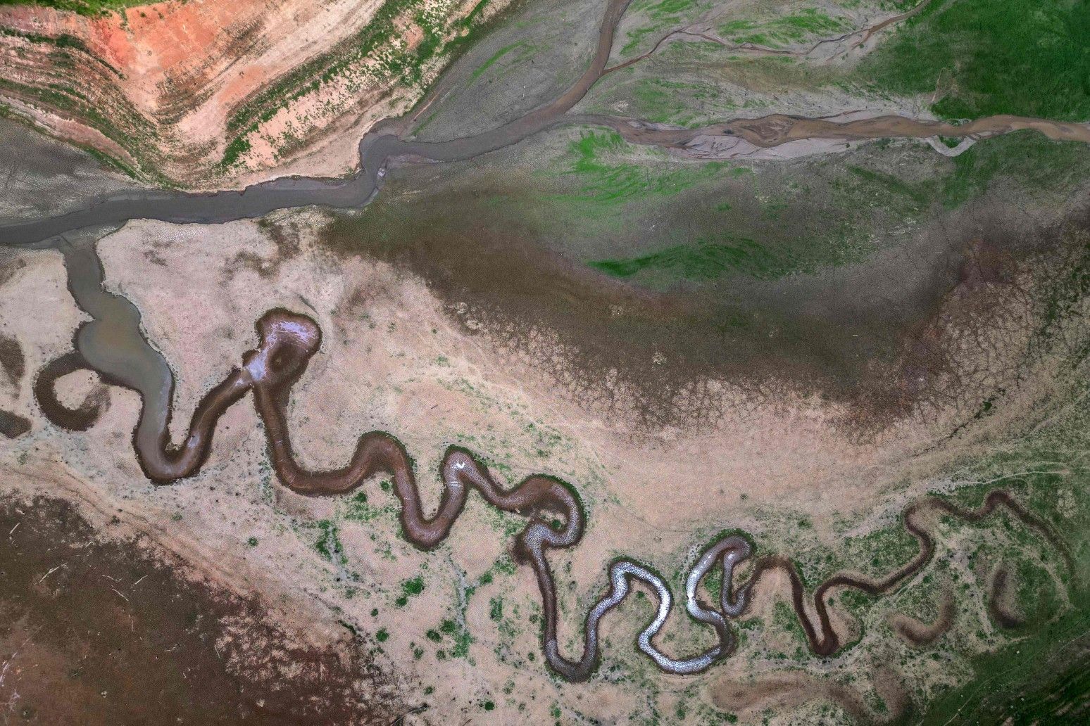 Barragem Jaguari-Jacareí em seca, SP recorre a reservatório que abastece o Rio. Reprodução: Oglobo