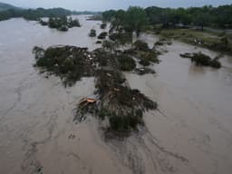 Aumento das águas do rio Guadalupe causa estragos em Kerrville, Texas, após chuvas torrenciais. Reprodução: AP/Eric Gay