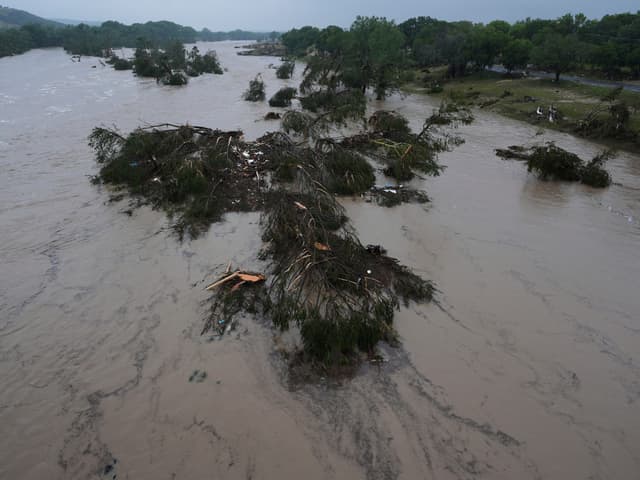 Aumento das águas do rio Guadalupe causa estragos em Kerrville, Texas, após chuvas torrenciais. Reprodução: AP/Eric Gay