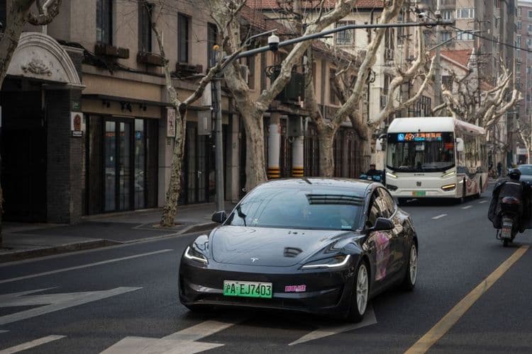 Funcionários da Tesla testam o novo serviço de transporte autônomo em Austin e na Bay Area. Reprodução: TechCrunch