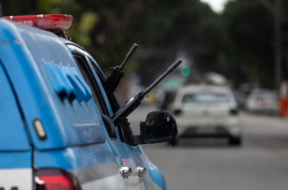 Número alarmante de policiais militares assassinados fora de serviço no Rio de Janeiro. Reprodução: Globo