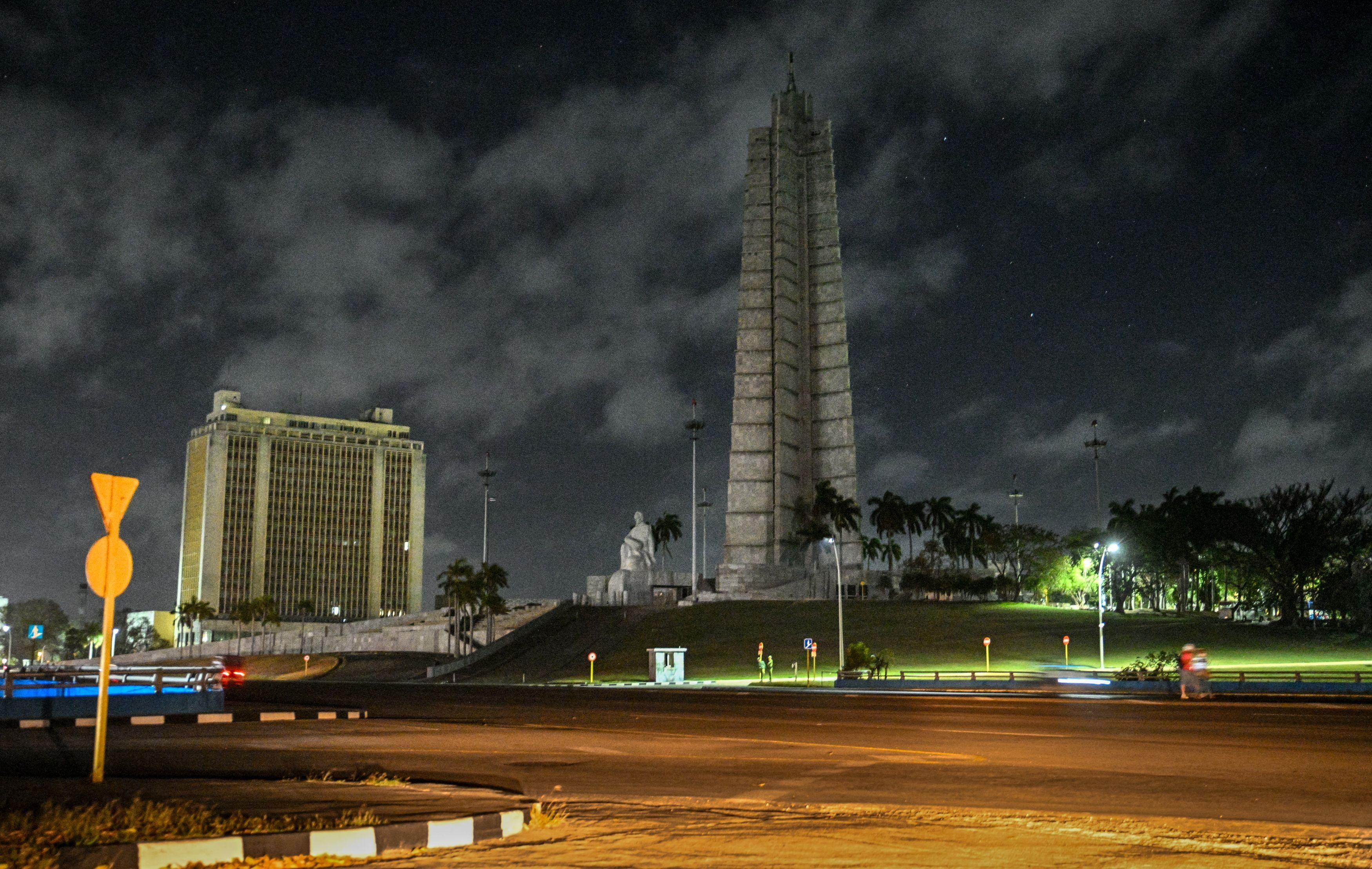 Cuba recupera energia após apagão; monumento de José Martí na Praça da Revolução próximo ao Ministério das Forças Armadas.. Reprodução: Oglobo