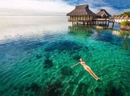 Grupo de amigos se diverte em Moorea, celebrando o aniversário de Theresa durante uma viagem à Taiti. Reprodução: Business Insider
