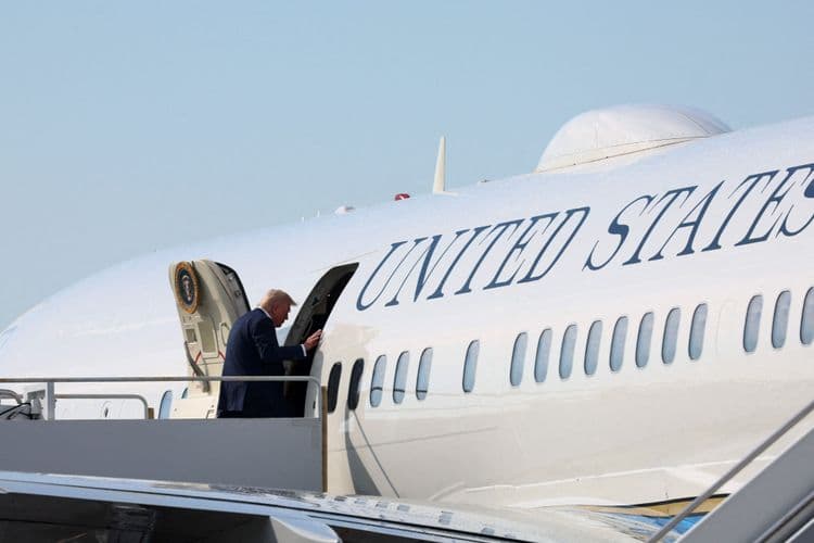 Presidente Donald Trump embarca no Air Force One em viagem da Flórida a Washington. Legenda da imagem. Reprodução: Globo