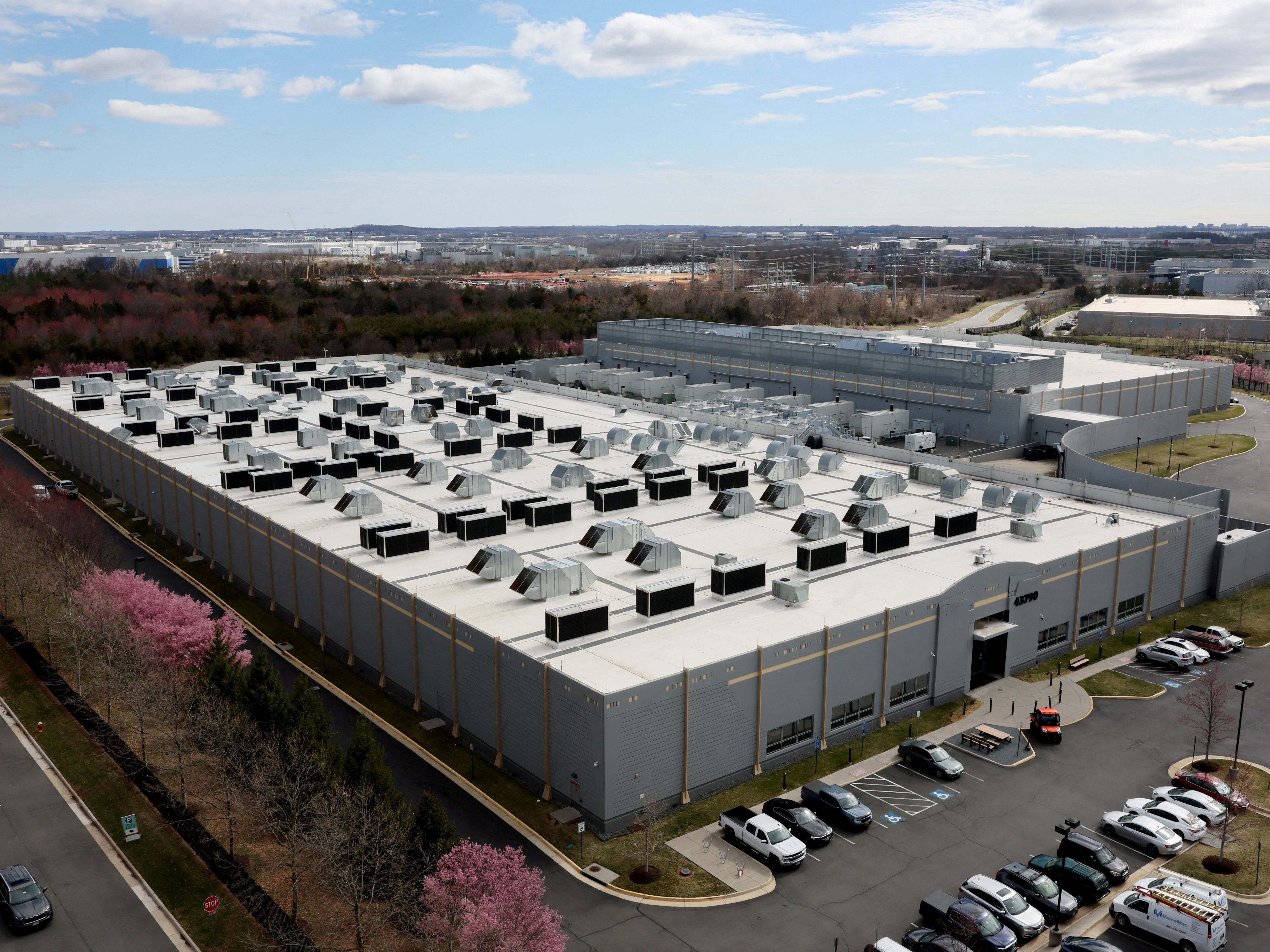 Anthropic arcará com 100% dos custos de atualização da rede de seus centros de dados de IA. Reprodução: Businessinsider