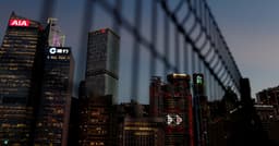 Banco central de Hong Kong intervém no mercado para manter a paridade do dólar local. Reprodução: Reuters