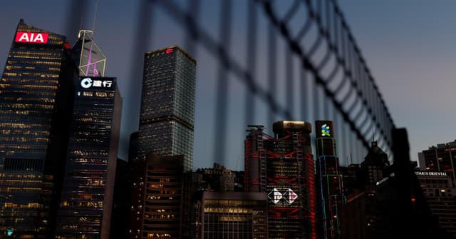 Banco central de Hong Kong intervém no mercado para manter a paridade do dólar local. Reprodução: Reuters