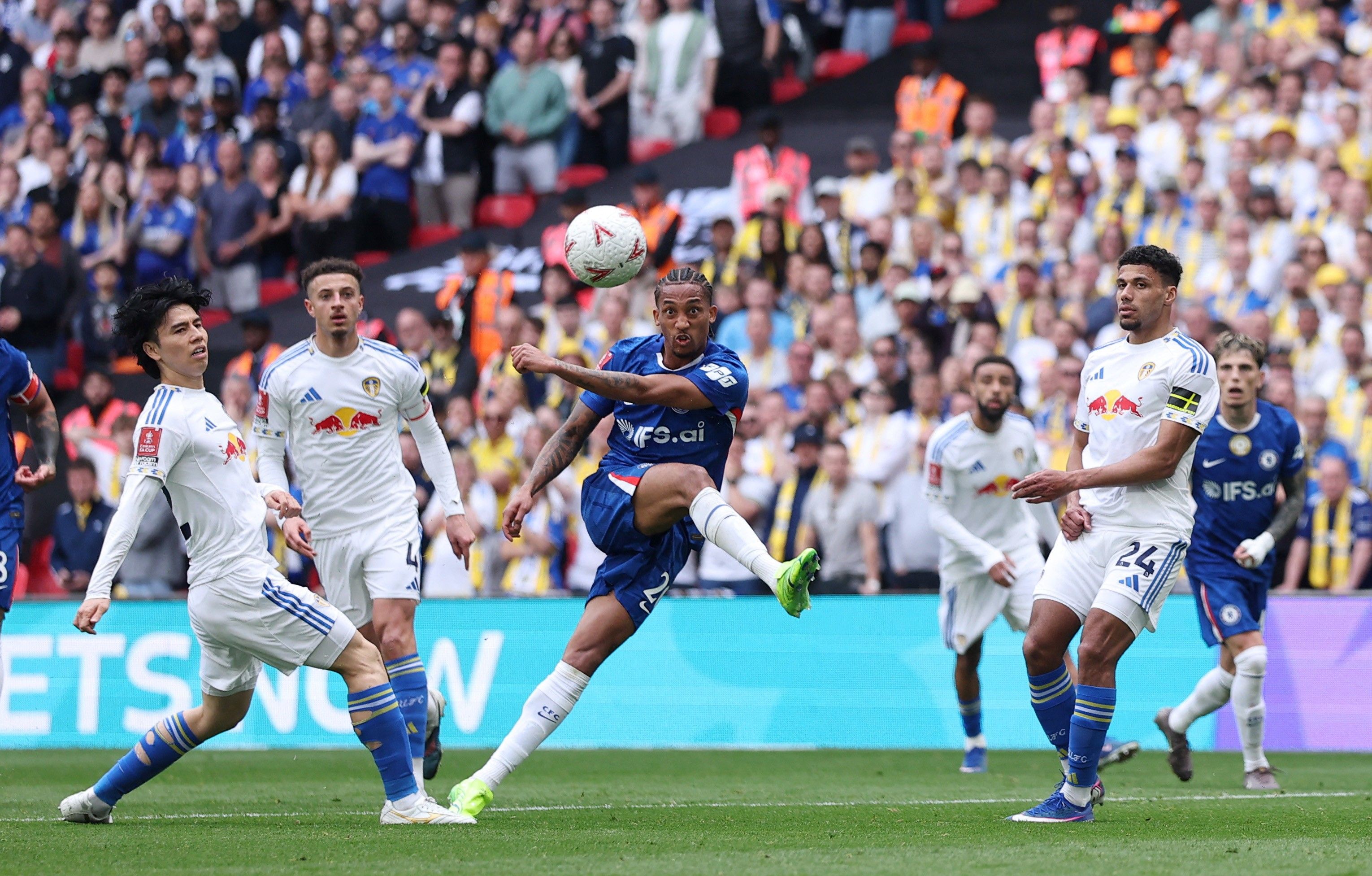 Chelsea em campo na Premier League; debate sobre suposta manobra para driblar o fair play financeiro.. Reprodução: Ge