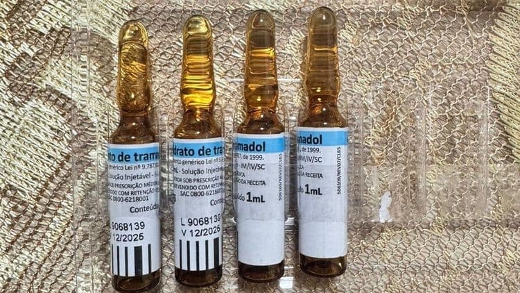 Agentes da polícia investigam clínica após morte de paciente ligada a tratamento de varizes.; Reprodução: Globo