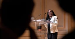 A juíza Ketanji Brown Jackson critica ataques de Trump ao Judiciário como tentativa de intimidação. Reprodução: Reuters