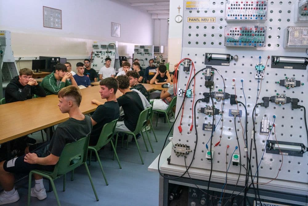 Estudantes de FP iniciam aulas nos Salesianos de Atocha em Madrid.; Legenda da imagem. Reprodução: El País