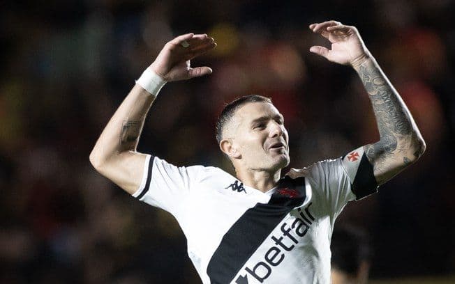 Vegetti celebra com a torcida após vitória do Vasco sobre o Sport. Reprodução: Retorno do item 11