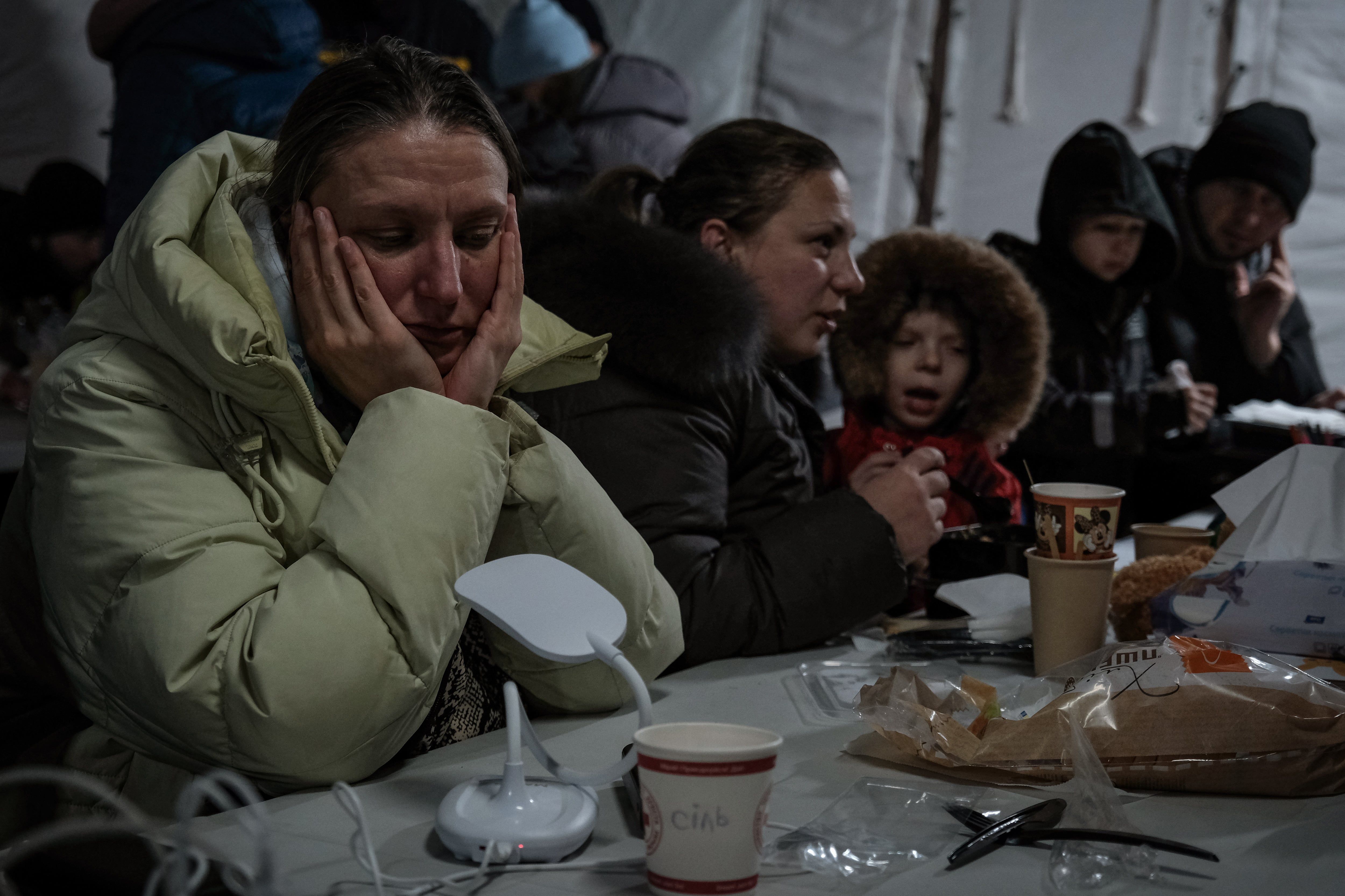 Em Kiev, os ânimos oscilam entre a piscina e a barbearia, diante de mais um ano de guerra.. Reprodução: Elpais