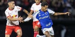 Jogadores disputam bola durante a partida entre Red Bull Bragantino e Cruzeiro. Reprodução: UOL