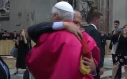 Reencontro emocionante entre Papa Leão XIV e seu irmão Louis Prevost após missa inaugural no Vaticano. Reprodução: The New York Times