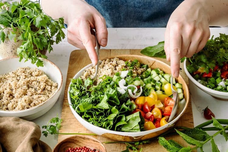 A prática de exercícios físicos após os 50 anos requer cuidados com dieta e hidratação. Legenda da imagem. Reprodução: Globo
