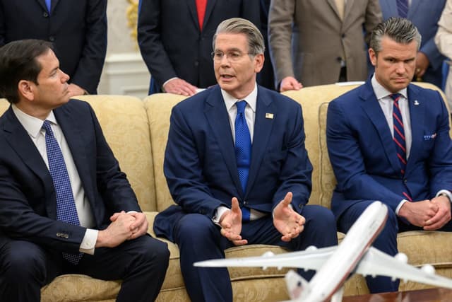 Scott Bessent discute estratégia econômica com Donald Trump e Ferdinand Marcos Jr. no Salão Oval. Legenda da imagem. Reprodução: Gizmodo