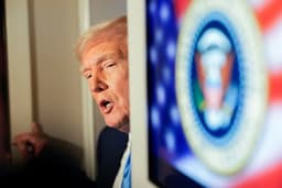 Trump defende tarifas como solução econômica enquanto mercados reagem negativamente. Reprodução: Globo