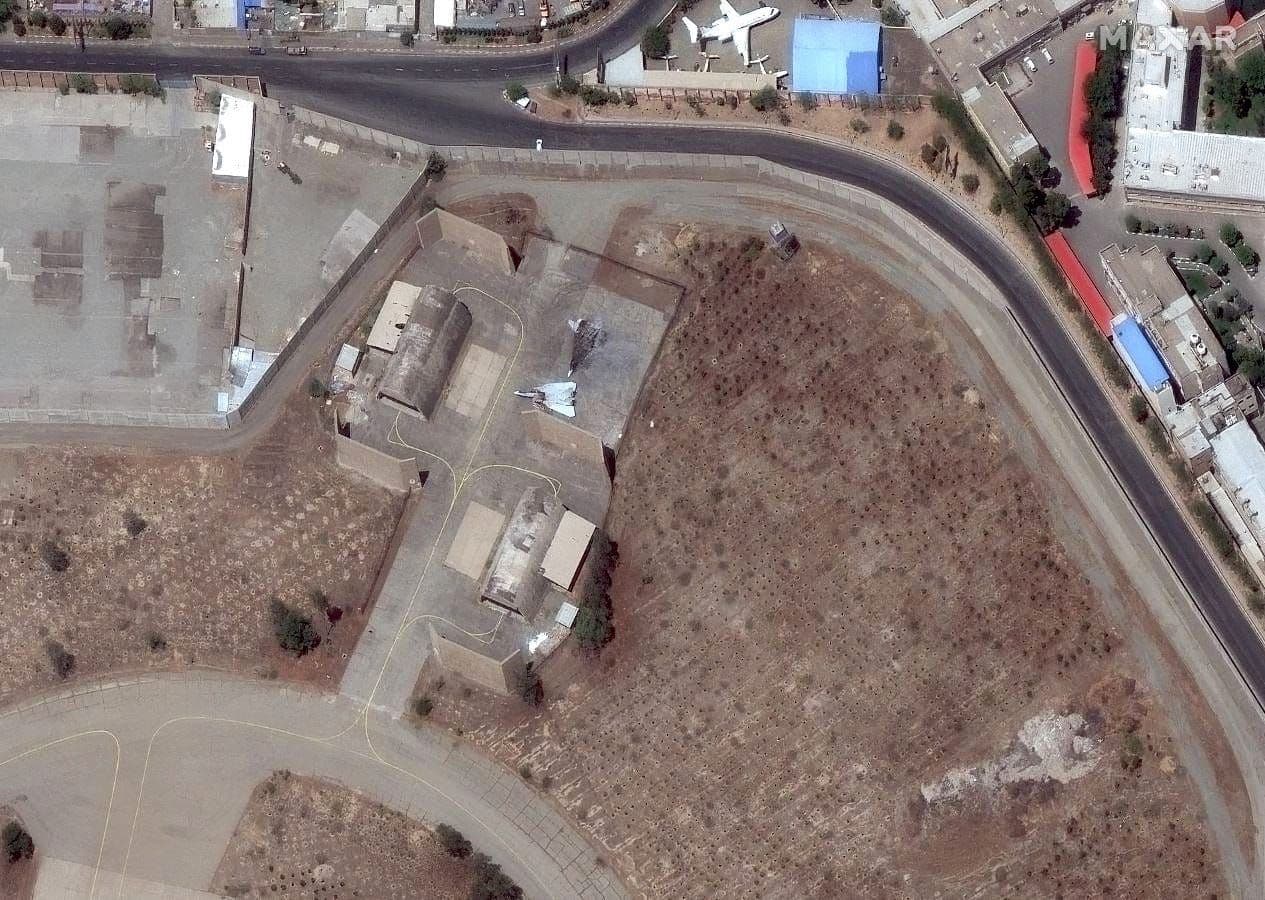 Imagem mostra dois F-14 no aeroporto de Teerã, um deles totalmente destruído após ataques israelenses. Reprodução: Business Insider