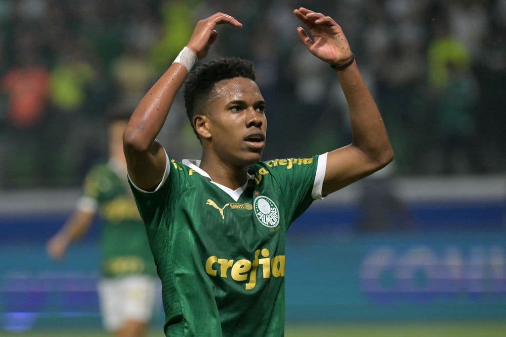 Estêvão se despede do Palmeiras após marcar o único gol contra o Chelsea. Reprodução: Globo