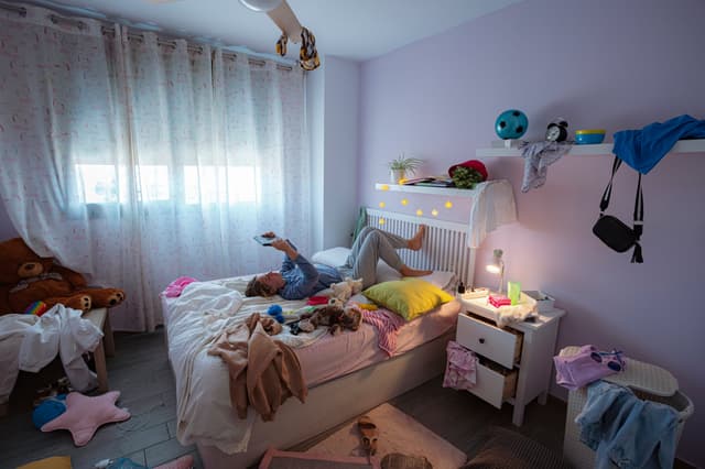 Adolescente reflete sobre a solidão e seus impactos nas relações sociais. Reprodução: El País