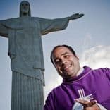 Padre Omar, reitor do Santuário Cristo Redentor, em visita ao monumento La Chapa antes do acidente. Reprodução: Globo