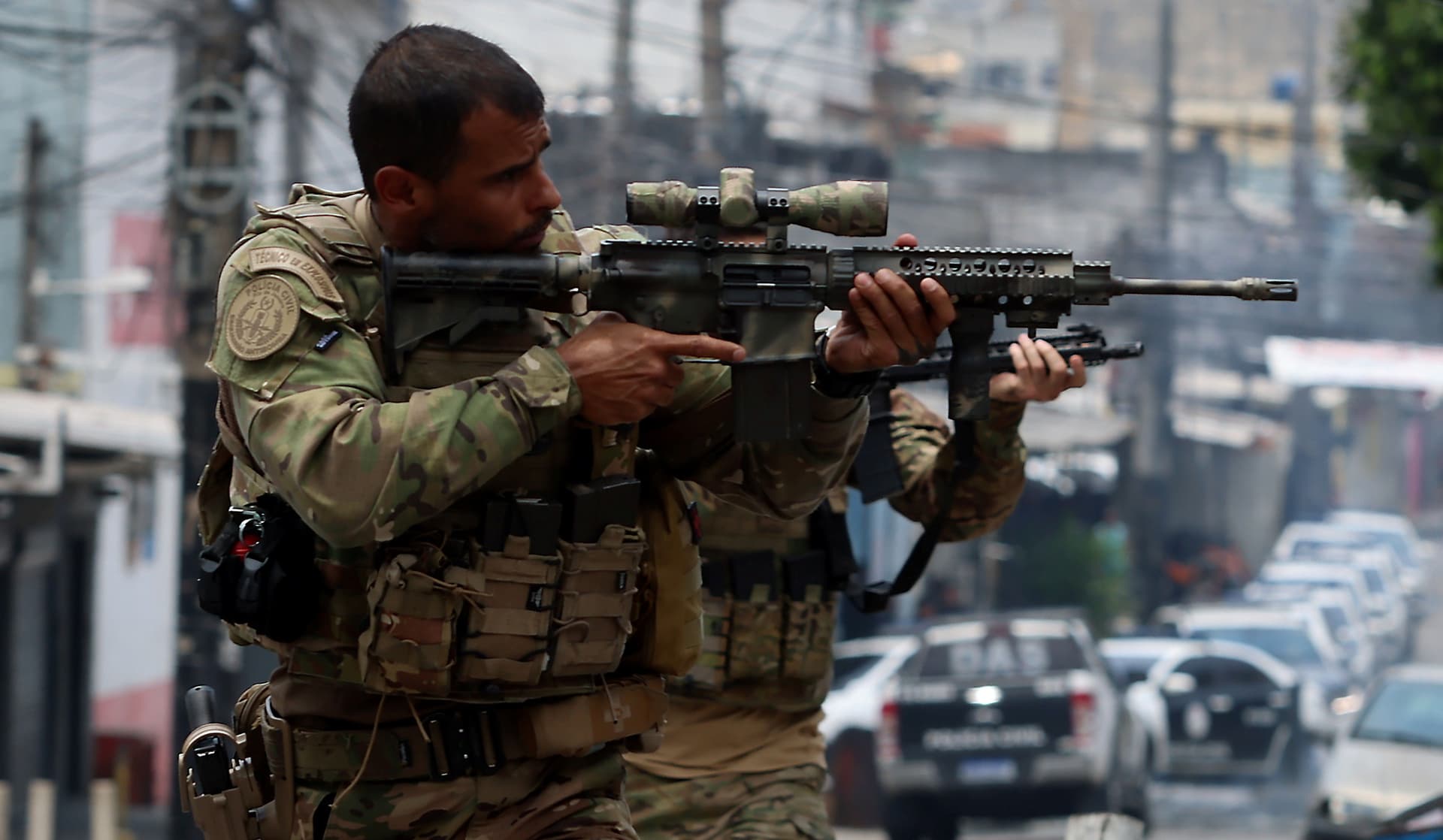 Operação policial nos complexos do Alemão e Penha, Rio, com drones usados por facções. Legenda da imagem. Reprodução: Retorno do item 11