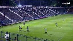 Raíssa Bahia discute com árbitra para voltar ao jogo após atendimento médico. Reprodução: Globo
