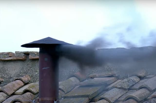 Novos votos são aguardados no Palácio Apostólico após o intervalo. Reprodução: CBN Brasil