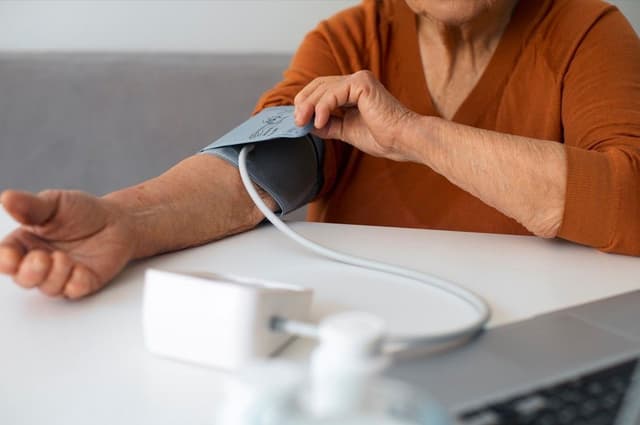 Um idoso mede sua pressão arterial em alerta sobre os riscos da hipertensão. Reprodução: Globo