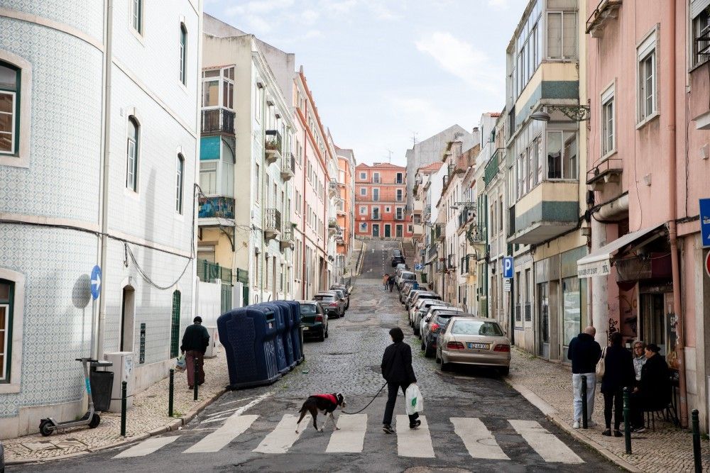 Pedestres em área residencial de Lisboa: olhar humano para imigrantes além dos números.. Reprodução: Oglobo