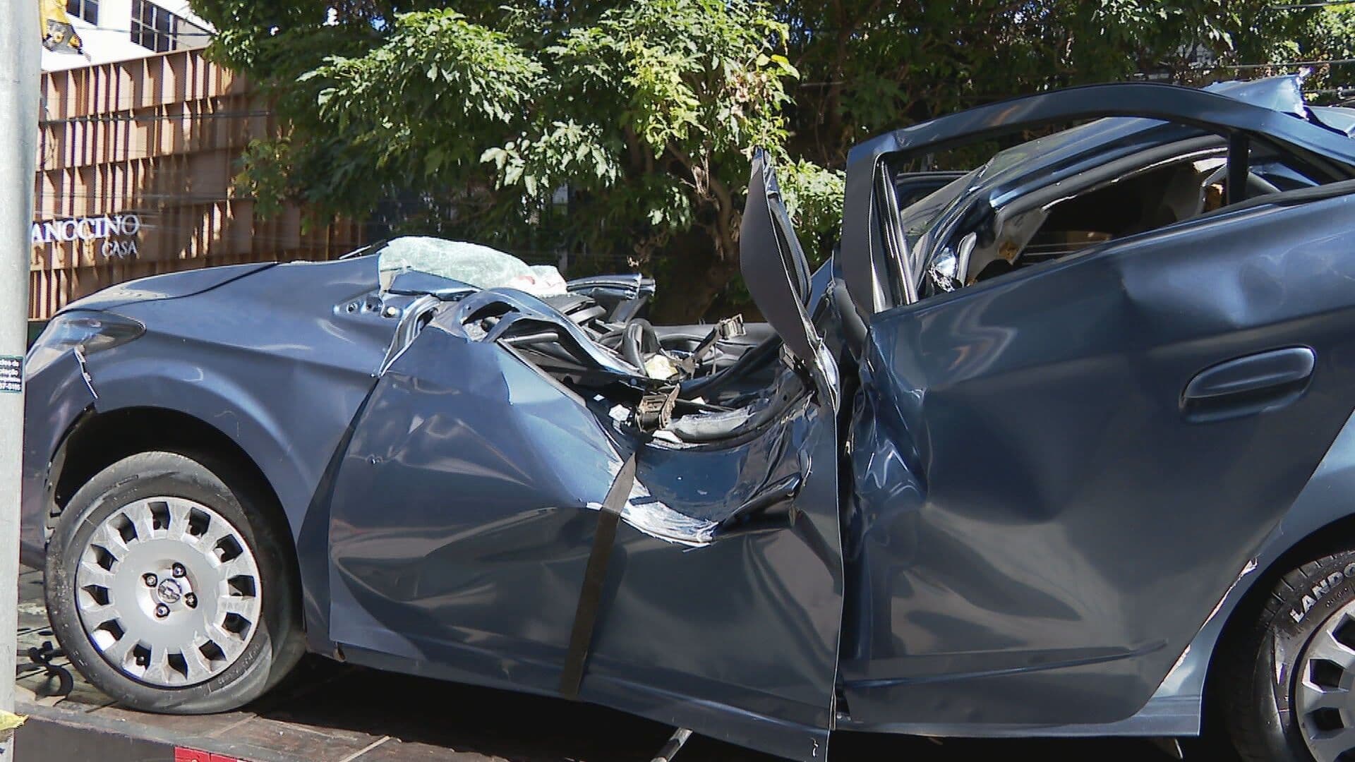 Motorista ferido após capotamento de carro na Avenida do Contorno, em Belo Horizonte. Reprodução: Globo