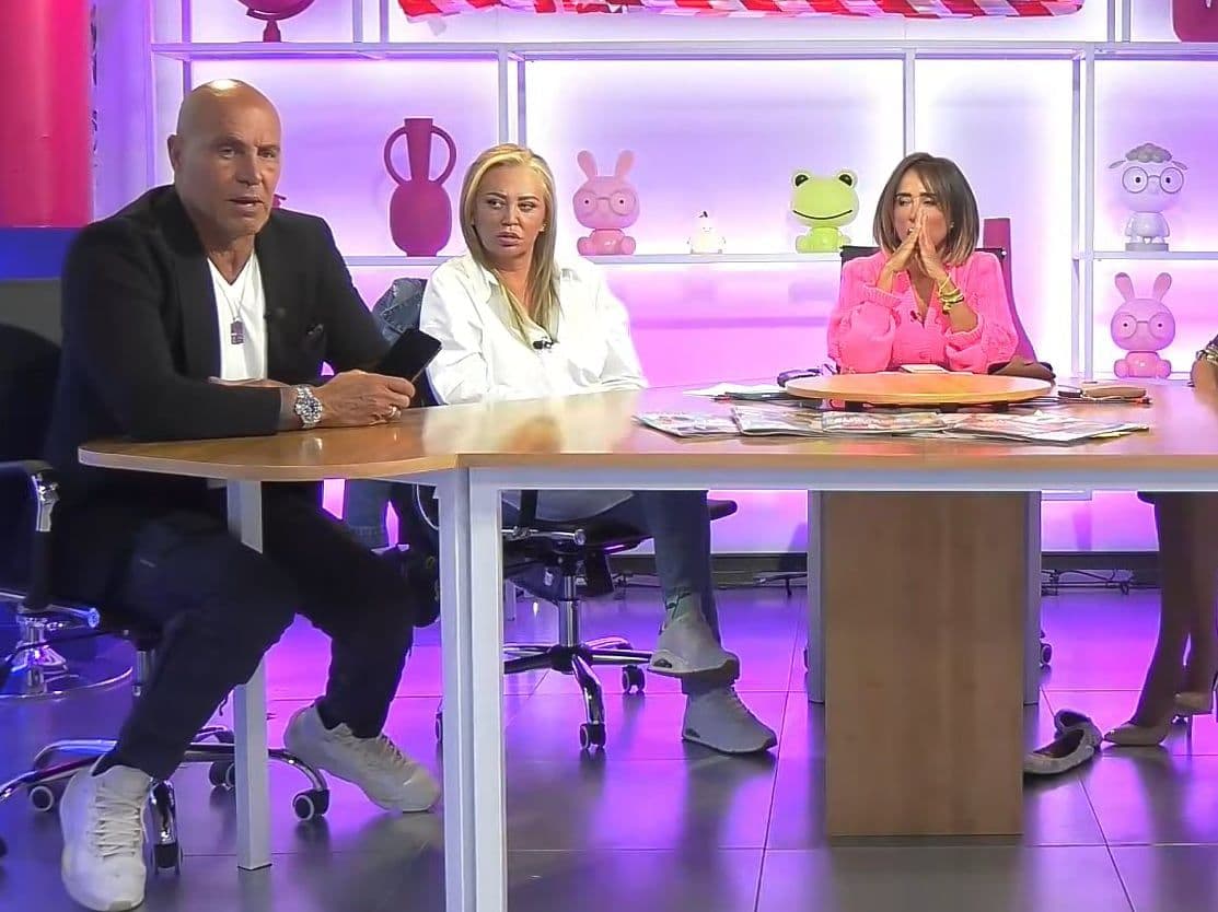 Maria Patiño, Belén Esteban e Kiko Matamoros juntos no lançamento do novo programa 'No somos nadie'. Reprodução: EL PAÍS