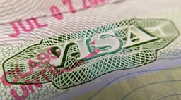 Passaporte com carimbo de visto nos EUA, refletindo a nova exigência de entrevista para vistos. Reprodução: Retorno do item 11