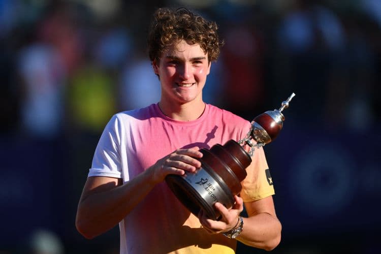 Jogador brasileiro se prepara para o Grand Slam francês, ao lado de Thiago Monteiro. Legenda da imagem. Reprodução: Globo