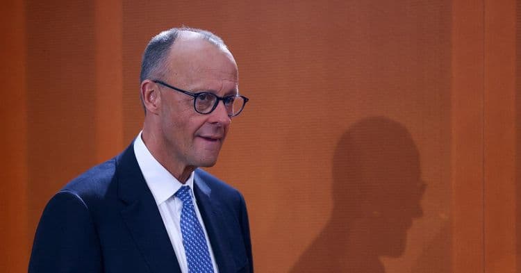 Chanceler alemão Friedrich Merz inicia sua primeira viagem oficial para França e Polônia. Reprodução: Reuters