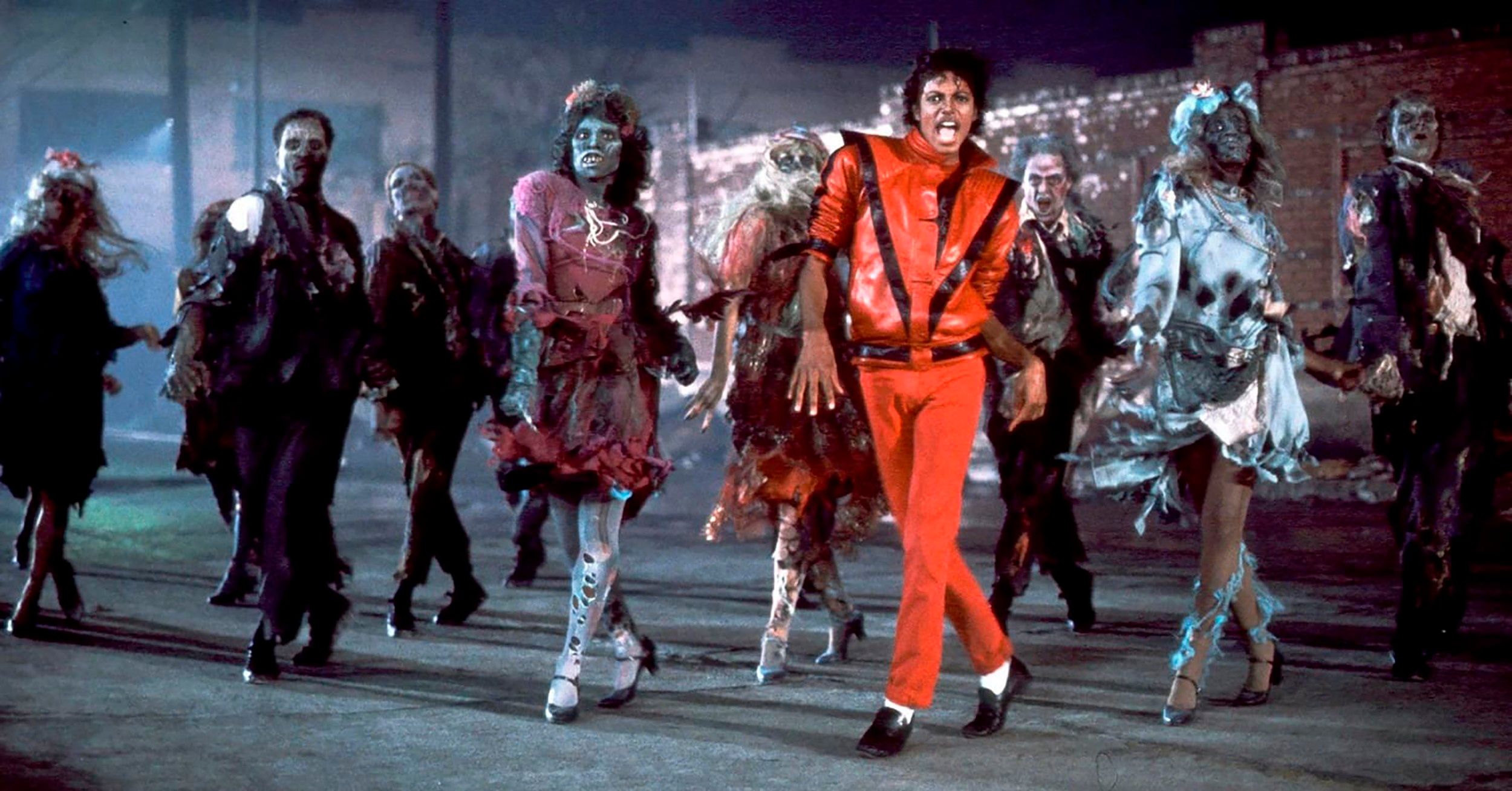 Michael Jackson lidera zumbis em cena icônica do clipe Thriller, de 1983.