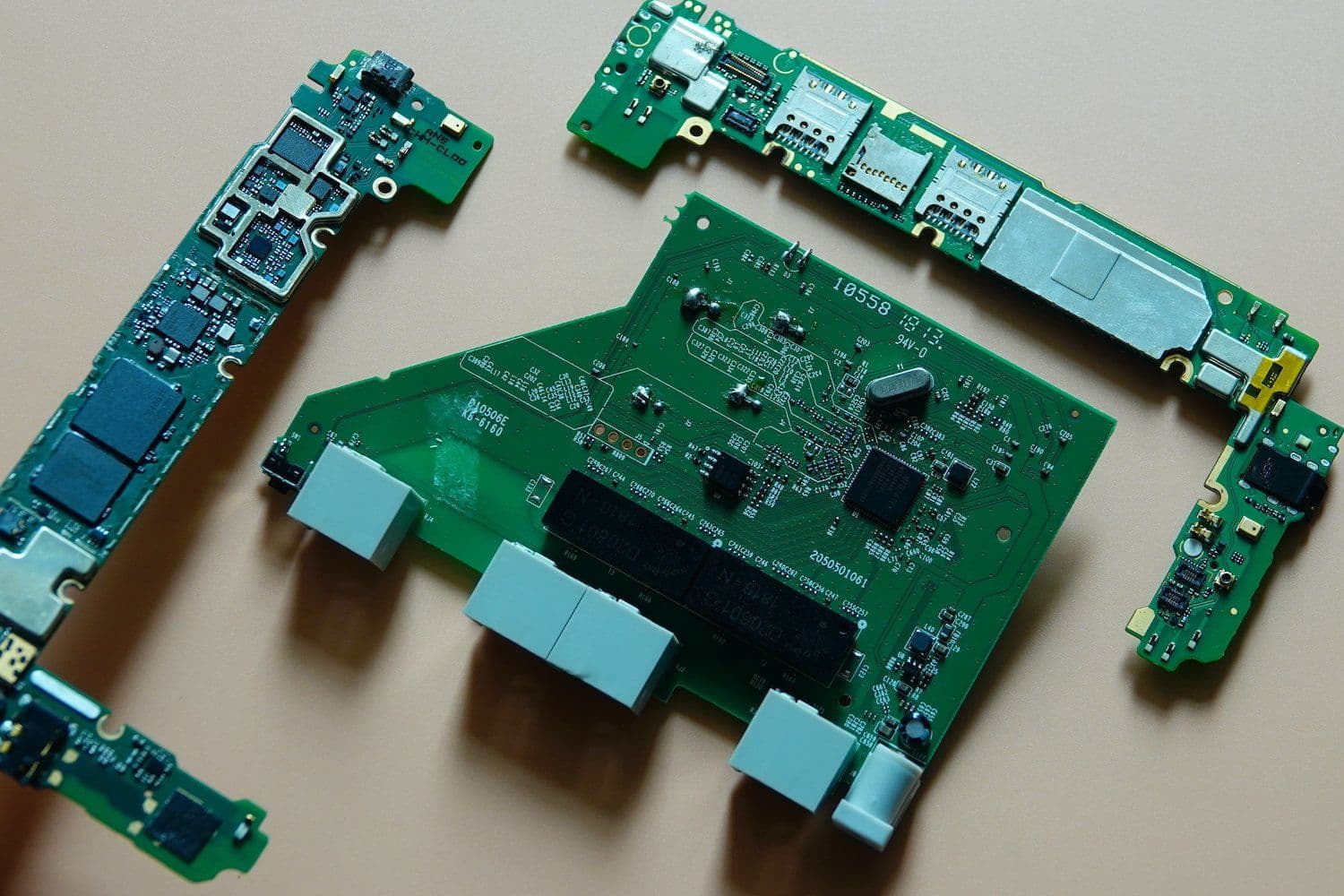 Imagem revela competição acirrada no desenvolvimento de chips de IA com táticas de vigilância. Reprodução: Gizmodo